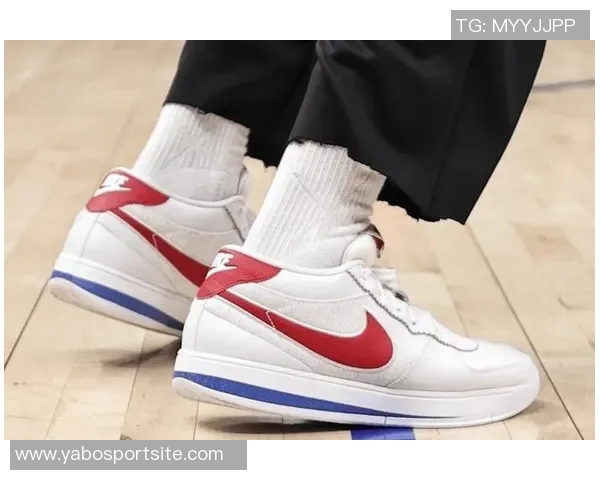 库里赛前训练穿上布克首款签名鞋Book1迎战太阳队展现默契配合