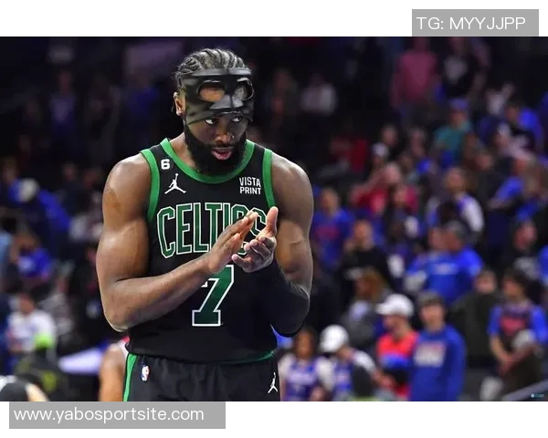 杰伦布朗首节火力全开独得16分但球队仍落后11分苦苦追赶