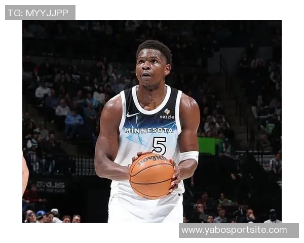 爱德华兹称赞克拉克表现出色称其提升球队整体防守能力 爱德华兹称赞克拉克表现出色称其提升球队整体防守能力